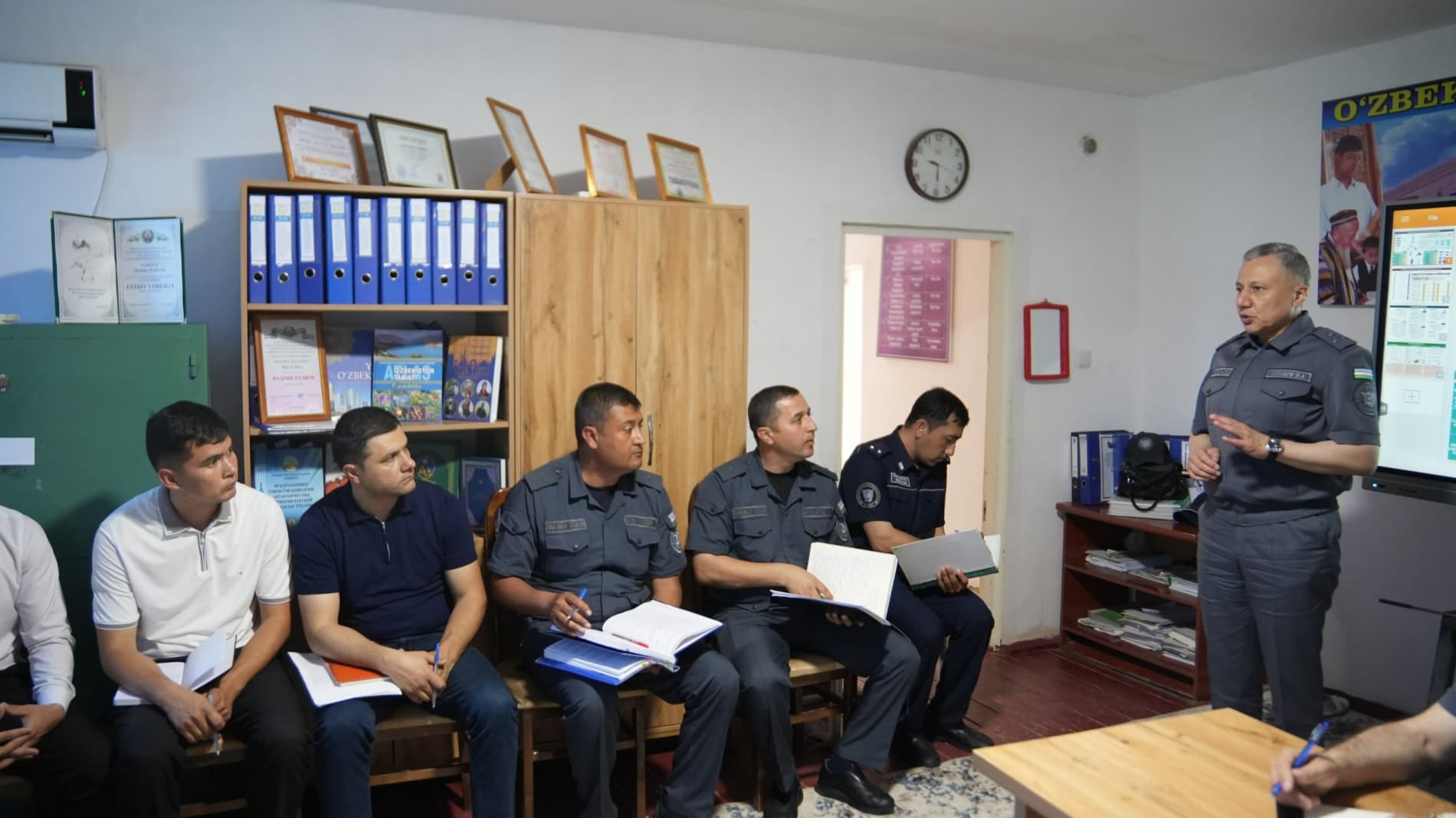 IIV Akademiyasi rahbariyati tomonidan Navoiy viloyatida mahallalarda xavfsiz muhit yaratish va jinoyatchilikning oldini olish borasida amalga oshirilayotgan ishlar oʻrganildi