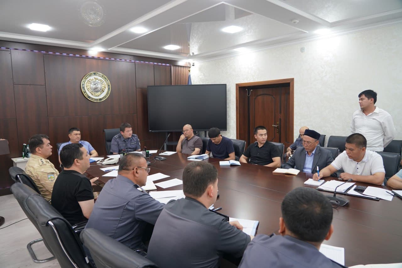 Sirdaryo viloyati Ichki ishlar boshqarmasida “Soʻnggi qoʻngʻiroq” tadbirlari va “Qurbon hayiti” bayrami kunlarida jamoat xavfsizligini taʼminlash hamda huquqbuzarliklarning oldini olishga bagʻishlangan tezkor yigʻilish oʻtkazildi