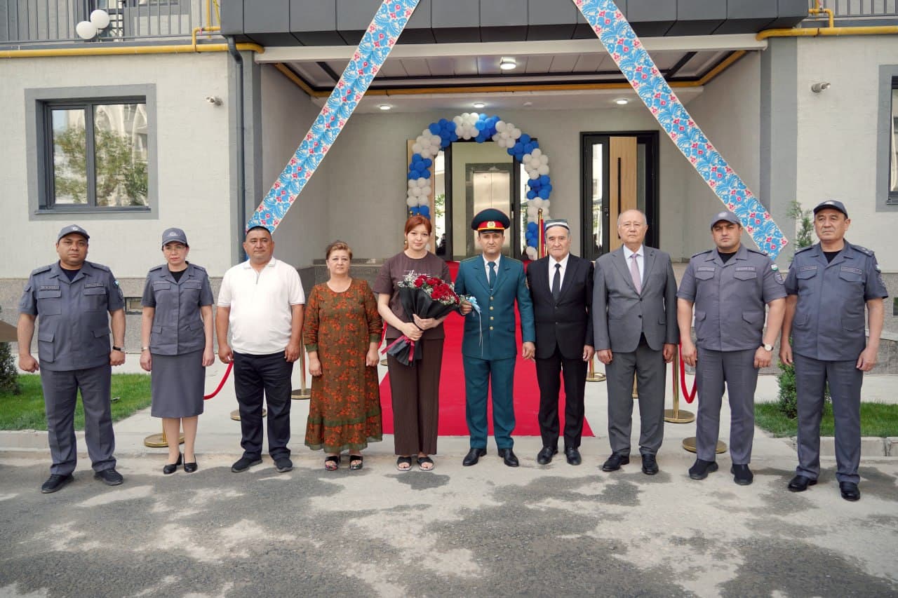 Ijtimoiy himoyaning amaliy samarasi: Toʻrt egizakning otasiga Ichki ishlar vazirligi tomonidan 3 xonali uy sovgʻa qilindi