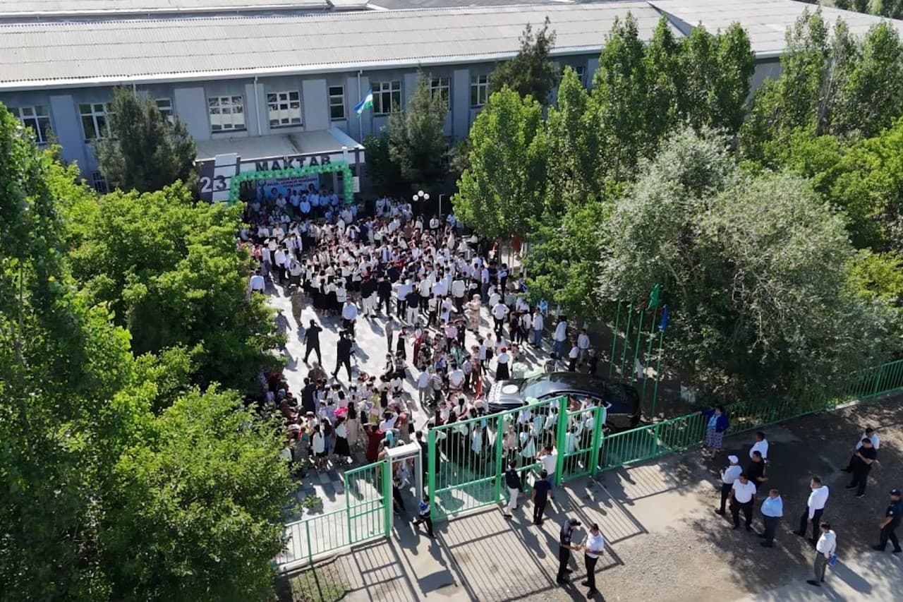 Бухоро вилояти Ички ишлар бошқармаси бошлиғи олис Пешку туманининг 23-сонли умумтаълим мактаби битирувчиларига Президент табригини етказди
