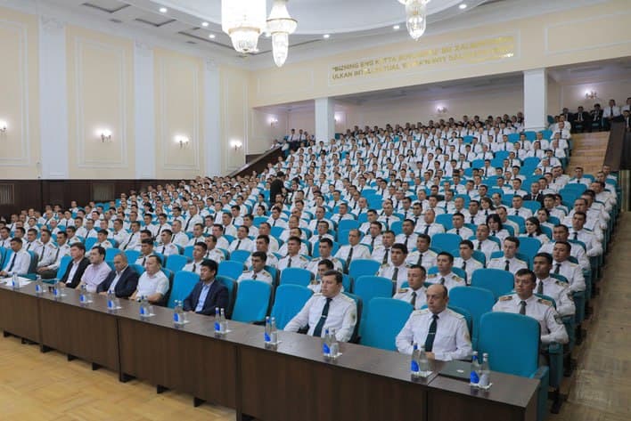 На выпускном мероприятии в Академии МВД слушателям вручили дипломы о присвоении квалификации юриста