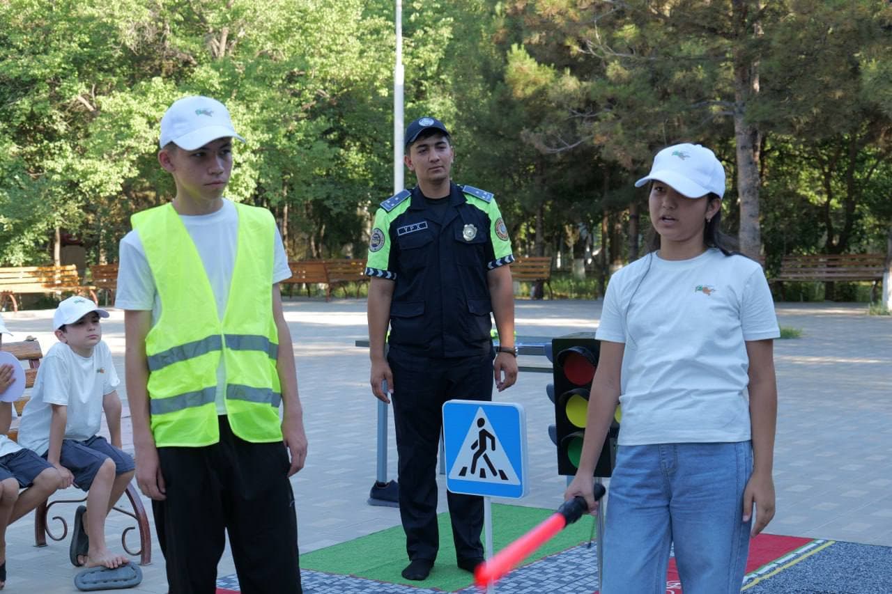Сотрудниками УБДД СОБ УВД Бухарской области в детском оздоровительном лагере "Заковат" организовано просветительское мероприятие под девизом "Дорожная дисциплина начинается с детства"