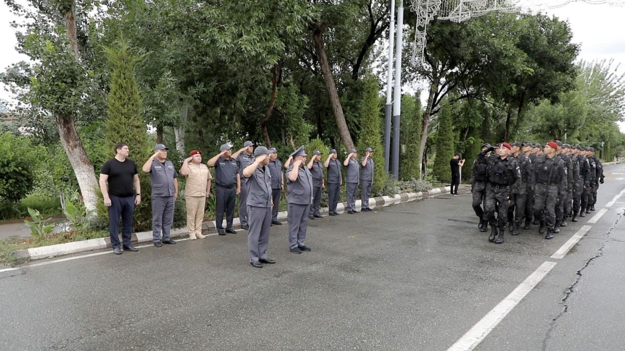 Ichki ishlar vazirligi rahbariyati boshchiligida “Xavfsiz va sogʻlom yurt” tezkor profilaktik tadbiri doirasida Qoraqalpogʻiston Respublikasida huquqni muhofaza qiluvchi organlar xodimlari ishtirokida xizmat oldi yigʻini boʻlib oʻtdi