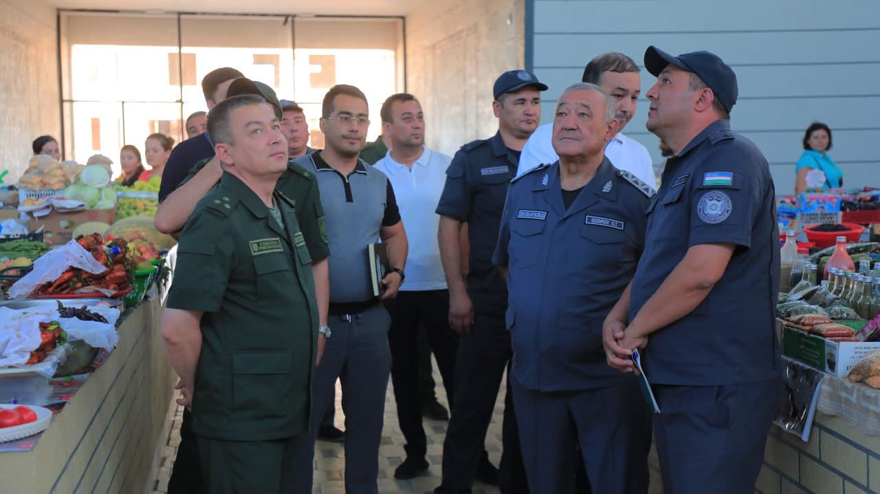 Представители руководства УВД Джизакской области и областной прокуратуры посетили Экобазар в Фаришском районе, где ознакомились с условиями, созданными для покупателей и продавцов