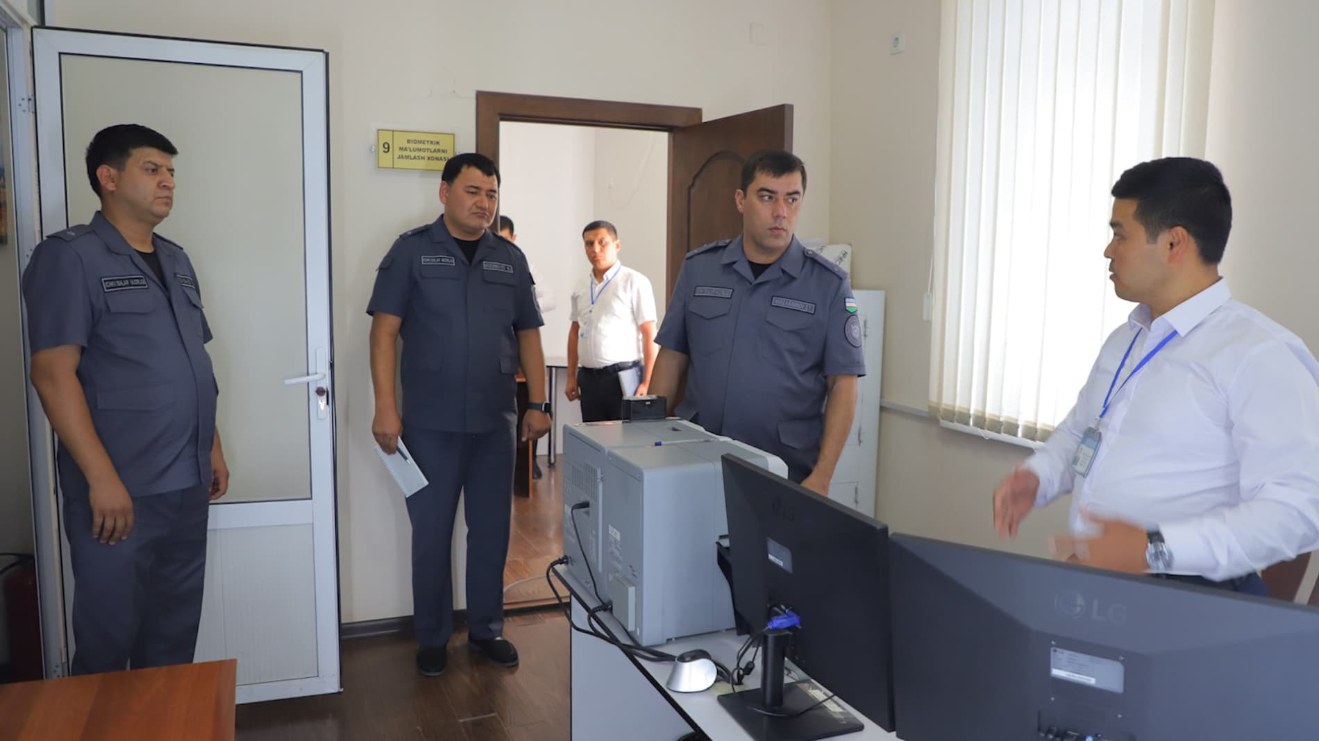 Сирдарё вилояти ИИБ раҳбарияти томонидан тизимдаги бўлинмаларда хизмат фаолияти, ходимлар учун яратилган шарт-шароитлар ҳамда аҳолига кўрсатилаётган хизматлар сифати ўрганилди