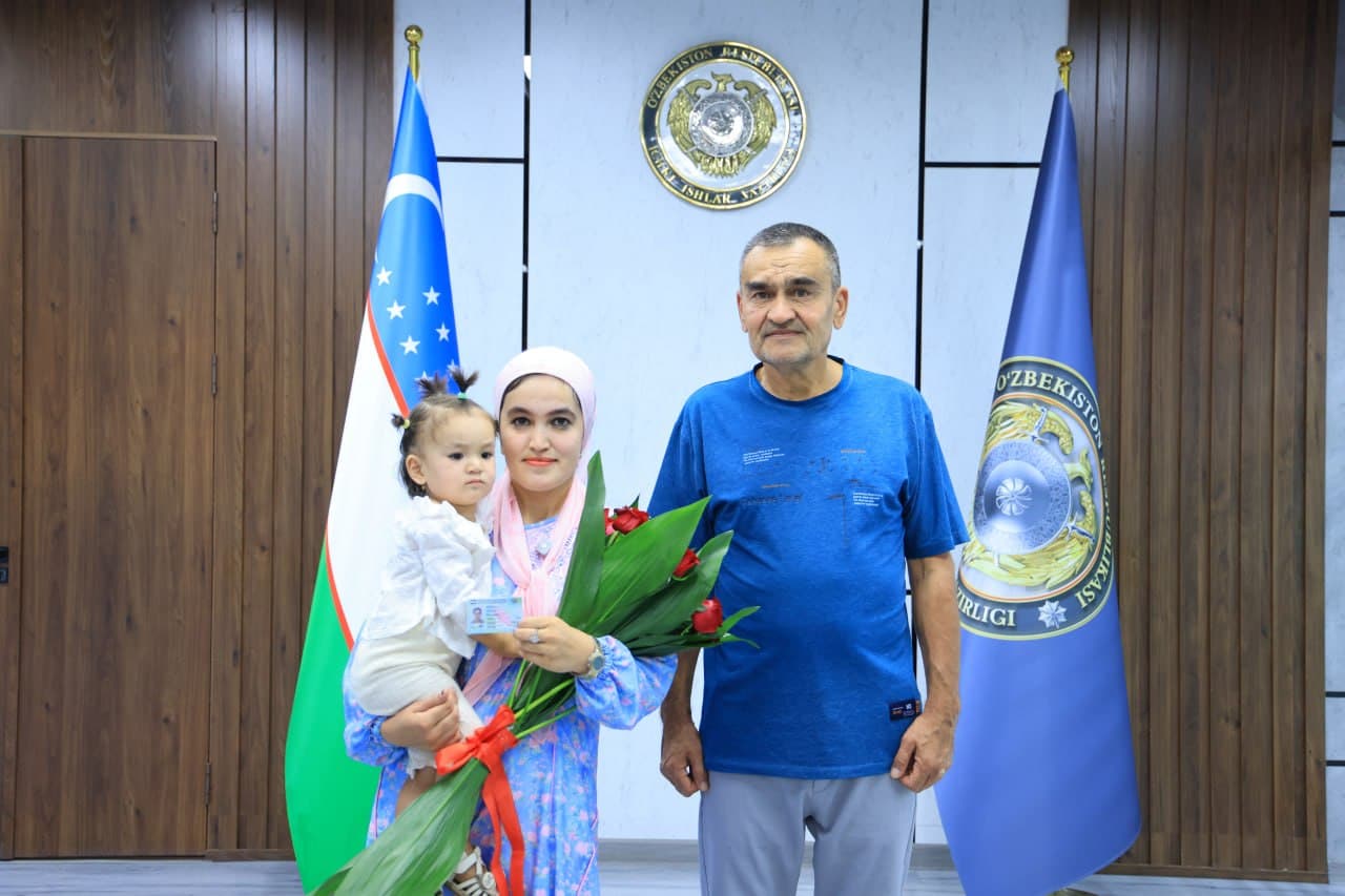 Namangan viloyatida davlatimiz mustaqilligining 35-yilligi arafasida fuqarolikka qabul qilingan shaxslarga ID-kartalar tantanali topshirildi