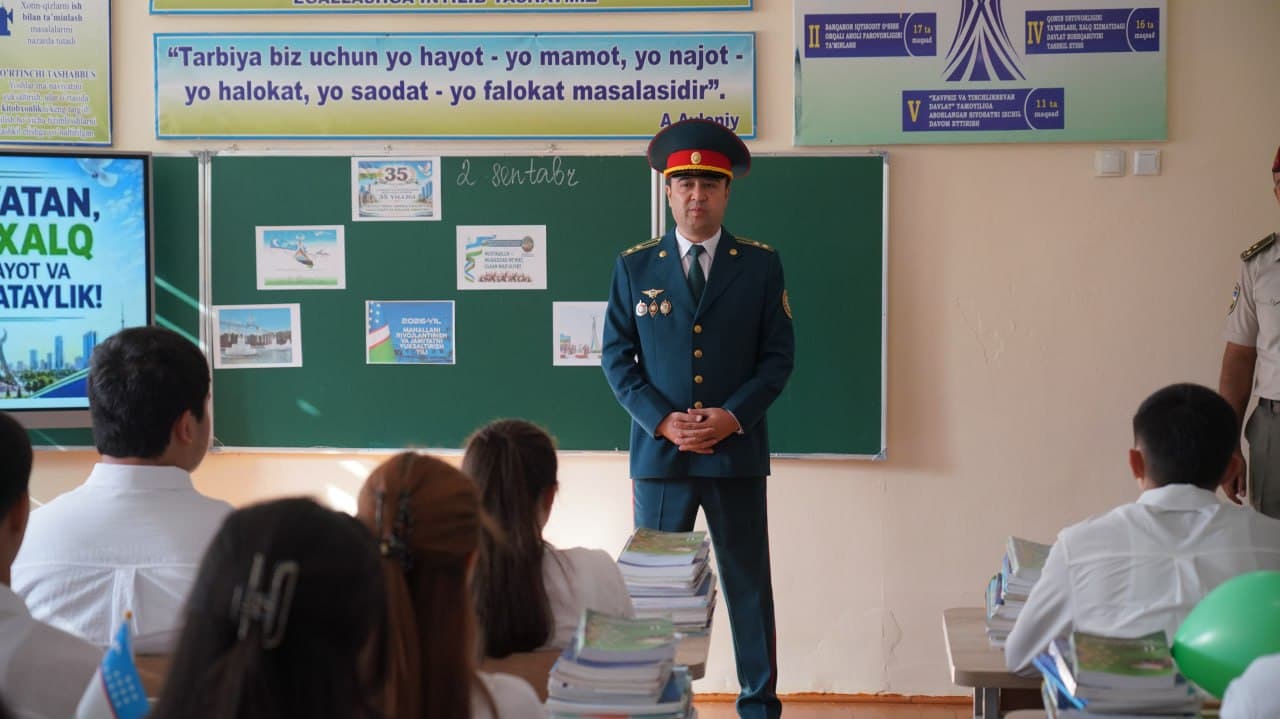 Руководство УВД Сурхандарьинской области приняло участие в мероприятии «День знаний», прошедшем в общеобразовательной школе города Термеза
