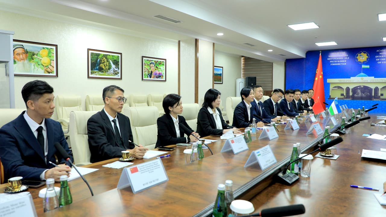 A delegation from the Hong Kong Police Force visited the Academy of the Ministry of Internal Affairs