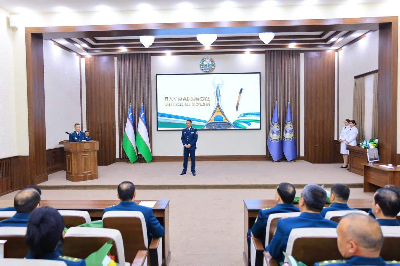 Namangan viloyati IIBda 25-oktabr — Ichki ishlar organlari xodimlari kuni va tizim tashkil etilganining 35 yilligi munosabati bilan bayram tadbirlari davom ettirilib, bir guruh xodimlar taqdirlandi