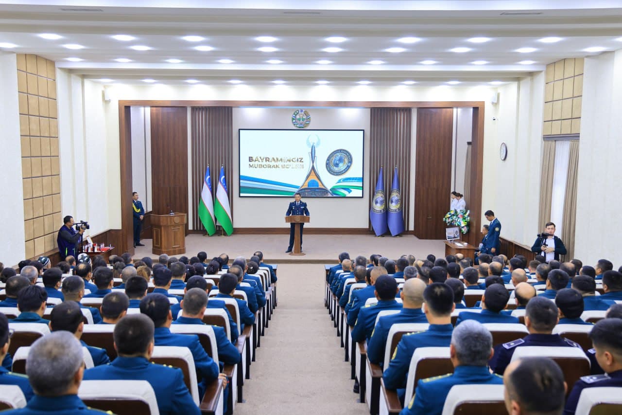 Namangan viloyati IIBda 25-oktabr — Ichki ishlar organlari xodimlari kuni va tizim tashkil etilganining 35 yilligi munosabati bilan bayram tadbirlari davom ettirilib, bir guruh xodimlar taqdirlandi