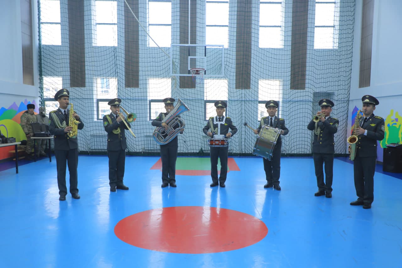 Nukus shahridagi Prezident maktabida “Harbiylar va yoshlar uchrashuvi” bo‘lib o‘tdi