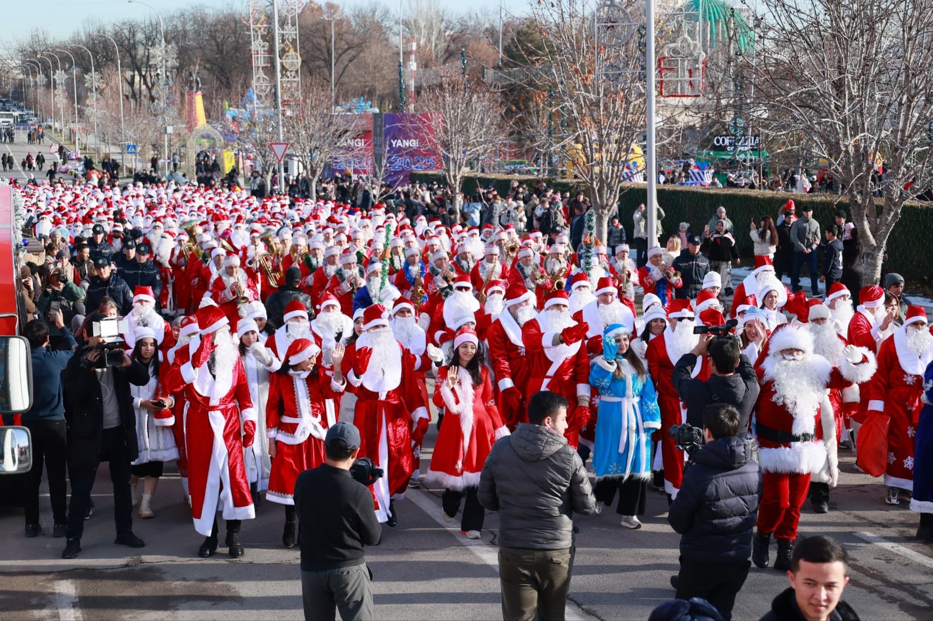 Qorbobo kiyimidagi harbiy orkestr jamoalari o‘z konsert dasturlarini taqdim etmoqda