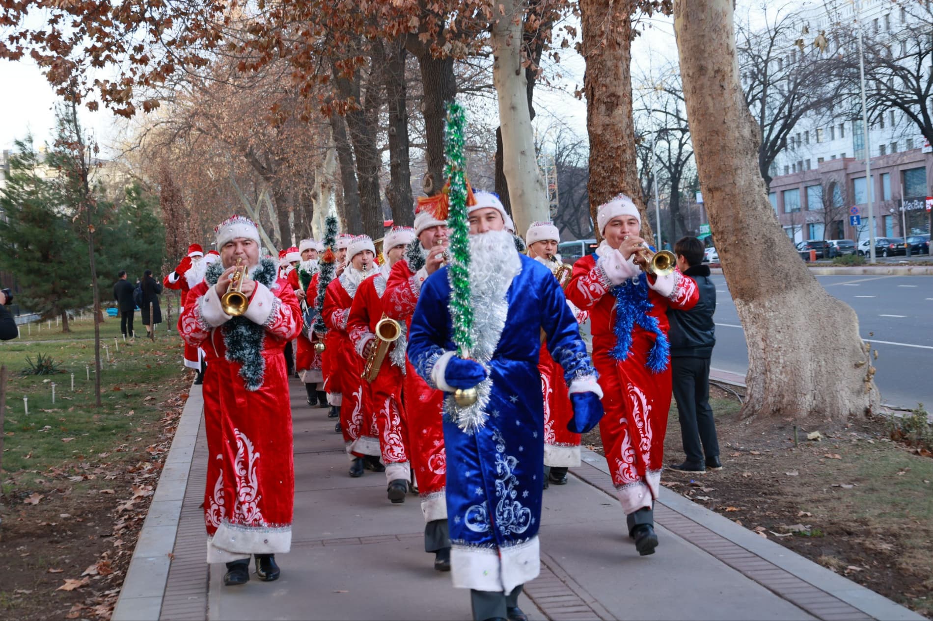 Qorbobo kiyimidagi harbiy orkestr jamoalari o‘z konsert dasturlarini taqdim etmoqda
