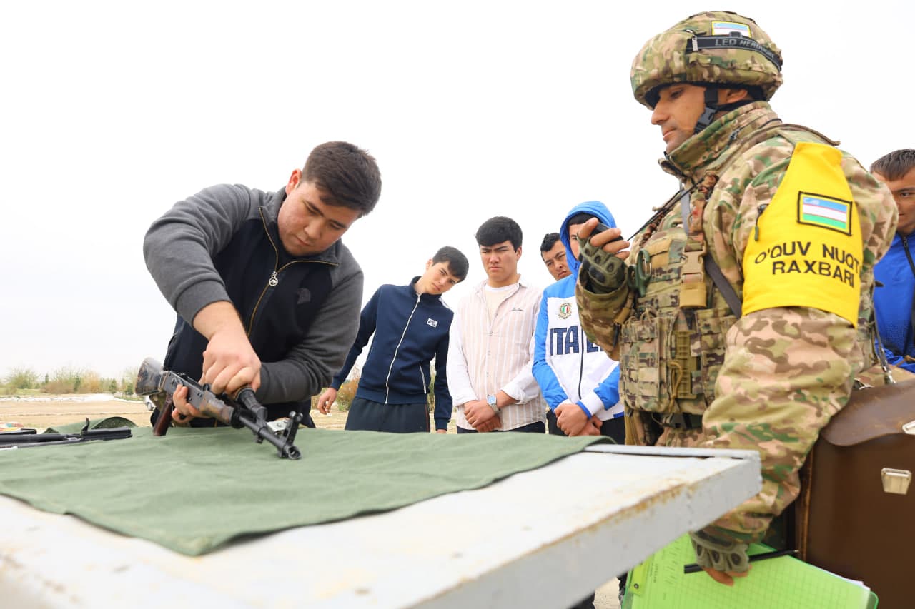 На общевойсковом полигоне "Термез" учащиеся приняли участие в практических занятиях по стрельбе