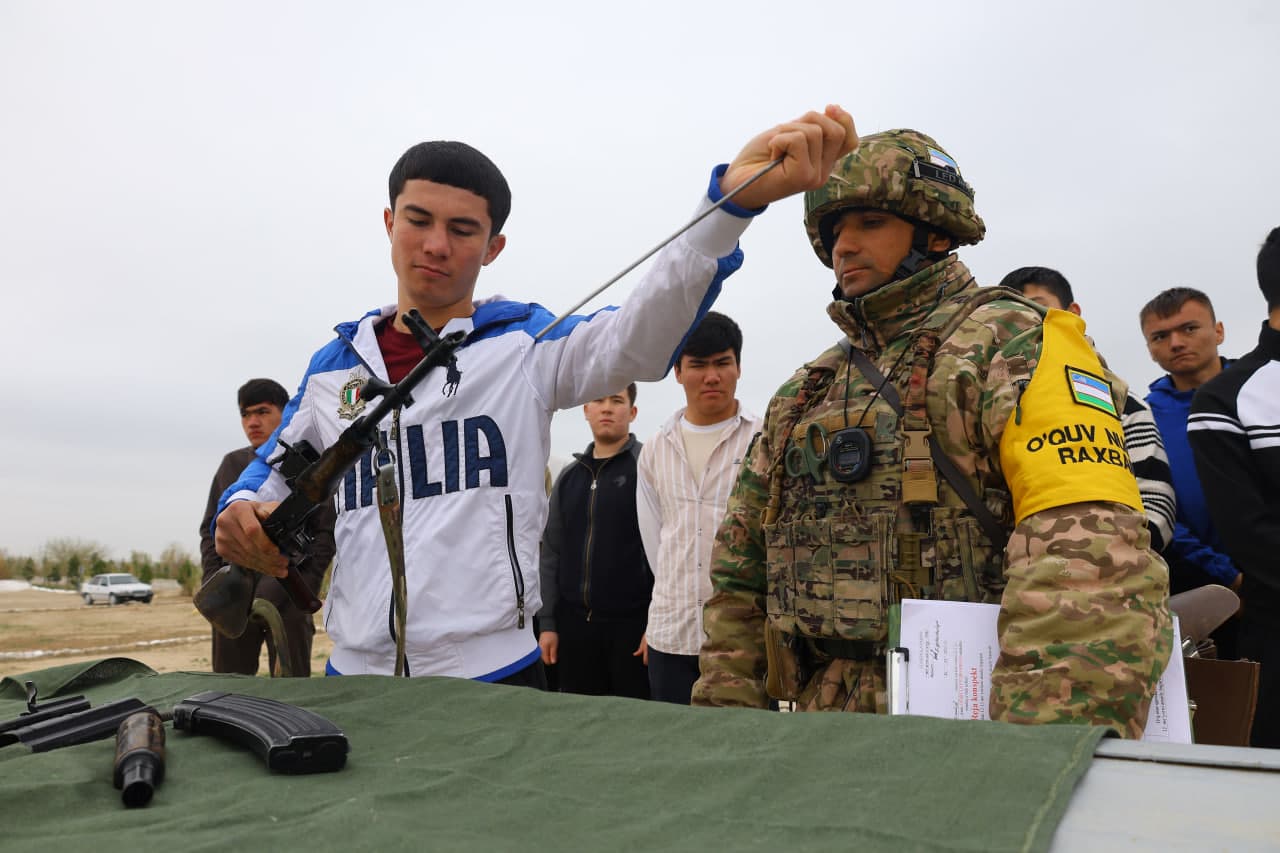 На общевойсковом полигоне "Термез" учащиеся приняли участие в практических занятиях по стрельбе
