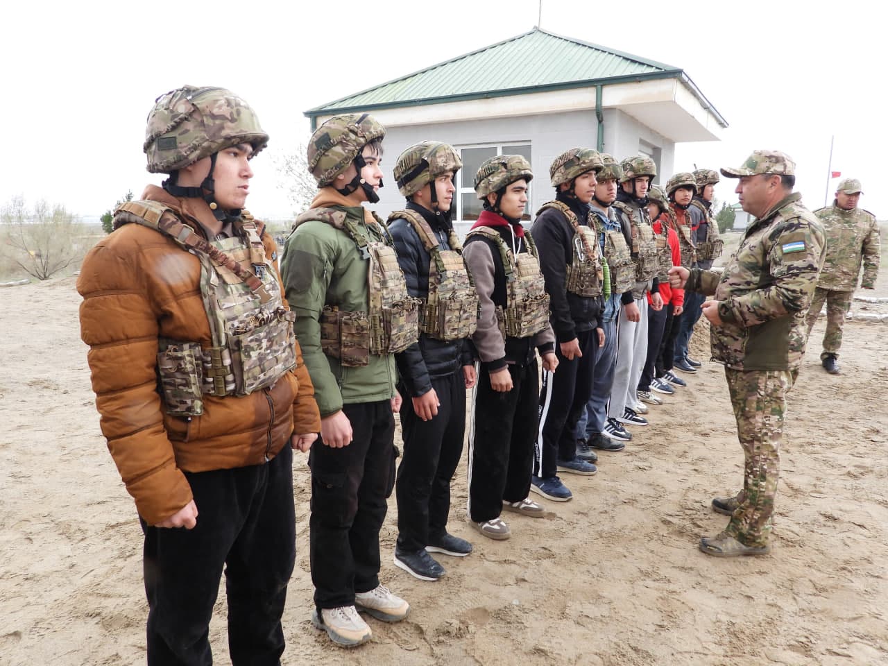 На общевойсковом полигоне "Термез" учащиеся приняли участие в практических занятиях по стрельбе