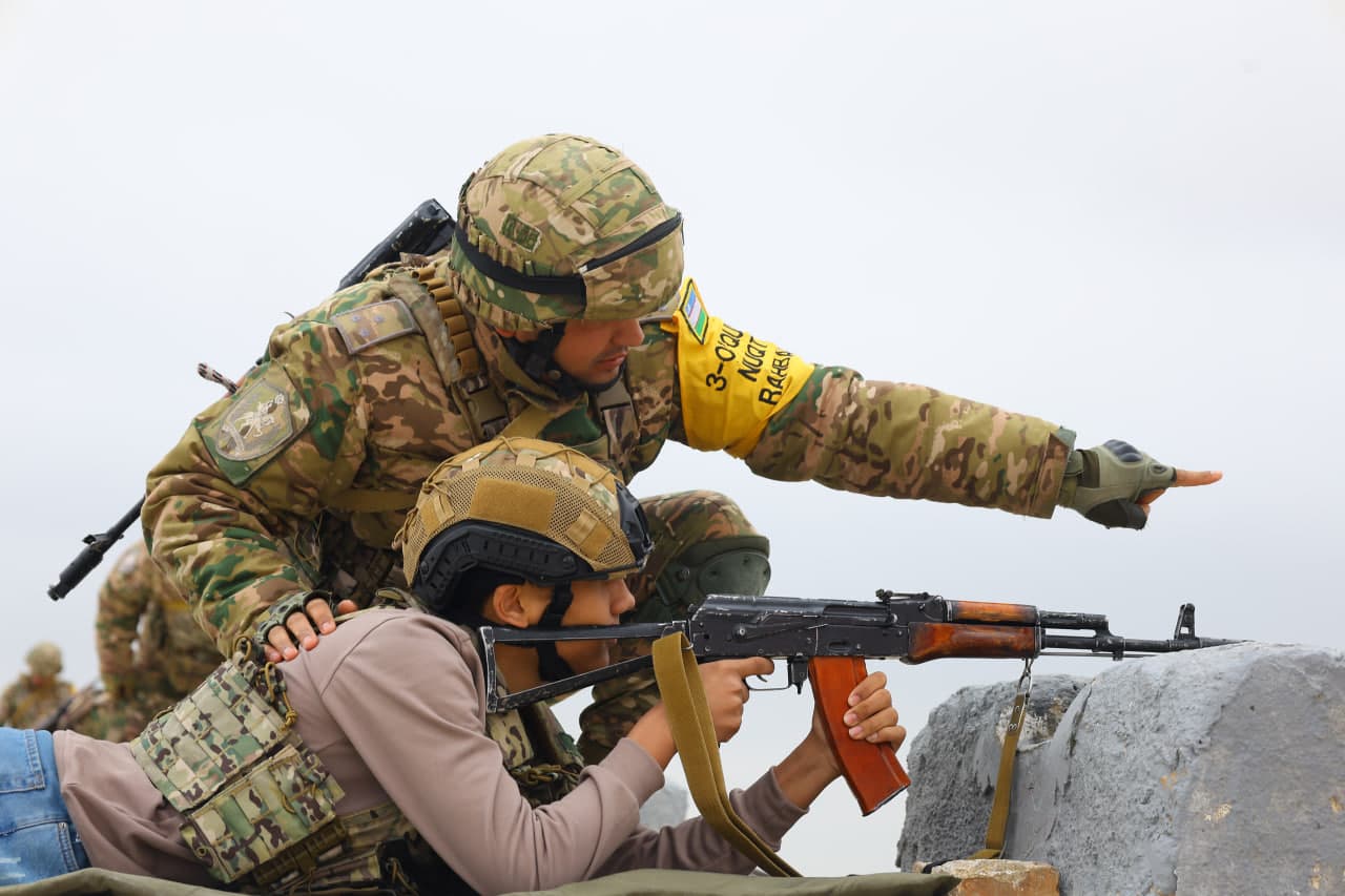 На общевойсковом полигоне "Термез" учащиеся приняли участие в практических занятиях по стрельбе