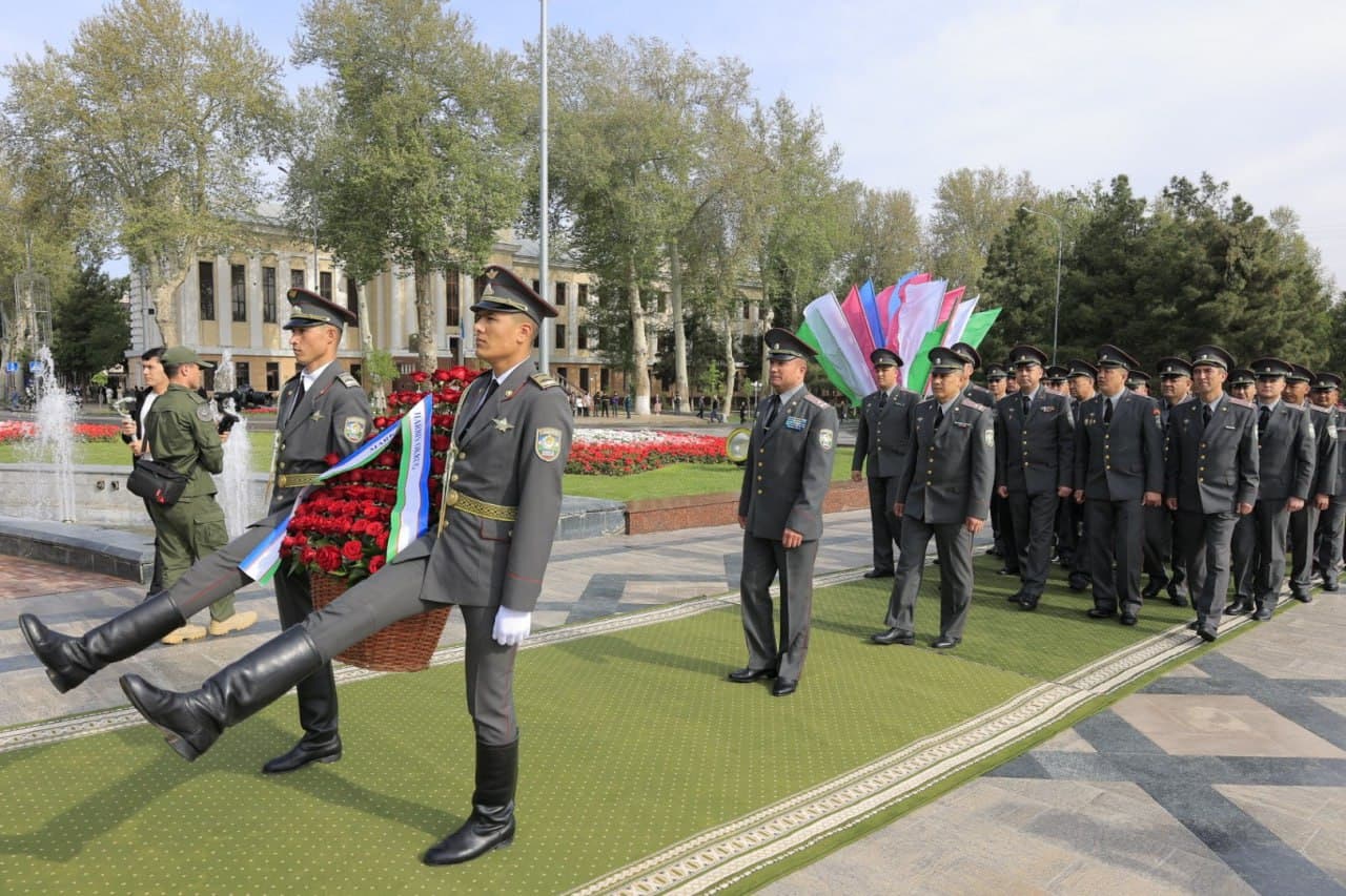 Состоялась церемония возложения венков к памятнику Амира Темура