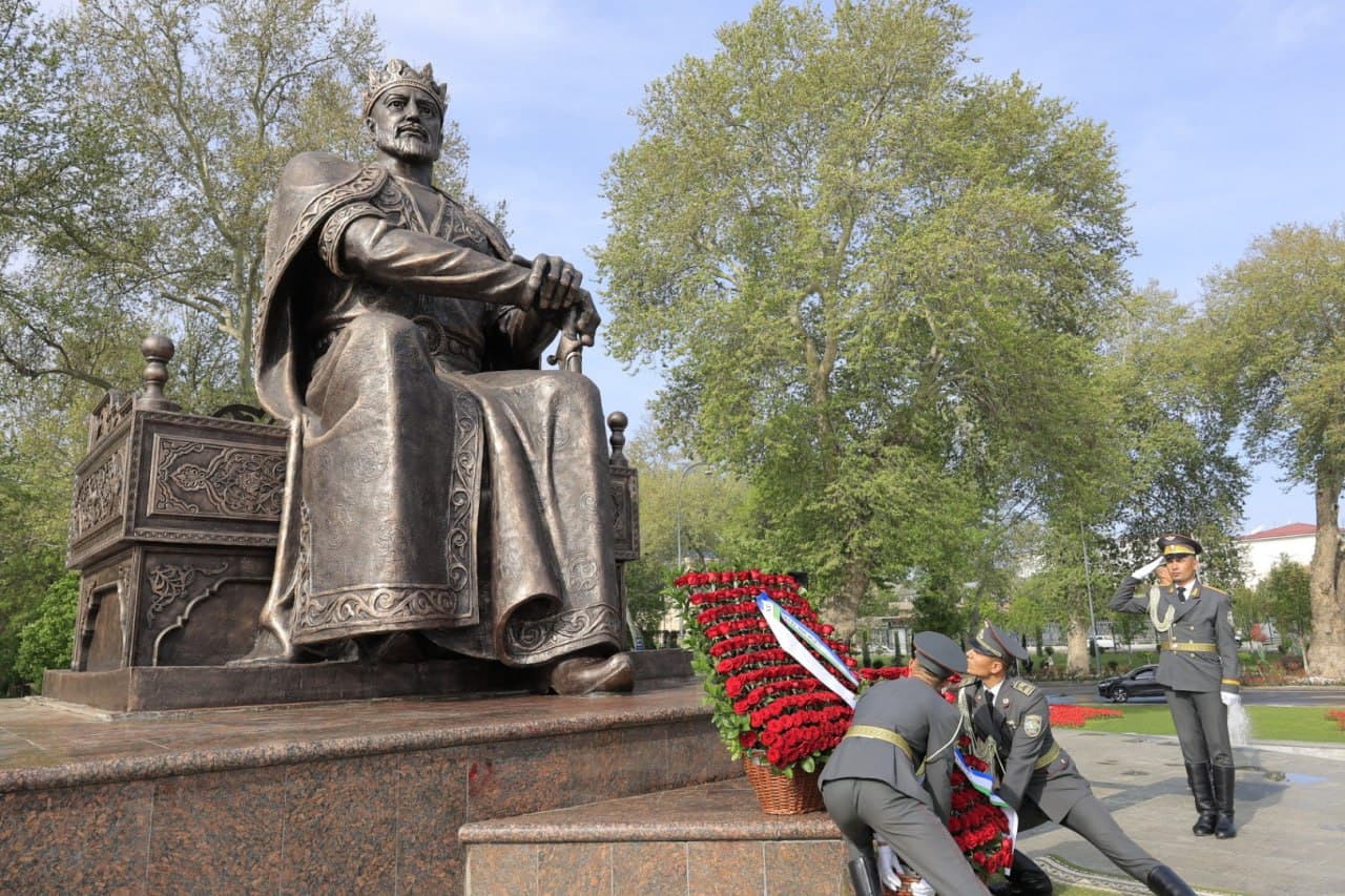 Состоялась церемония возложения венков к памятнику Амира Темура