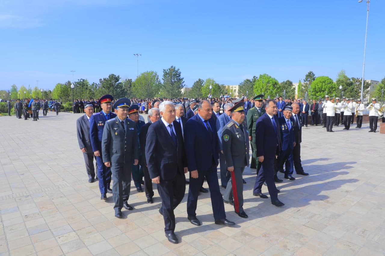Состоялась церемония возложения венков к памятнику Амира Темура