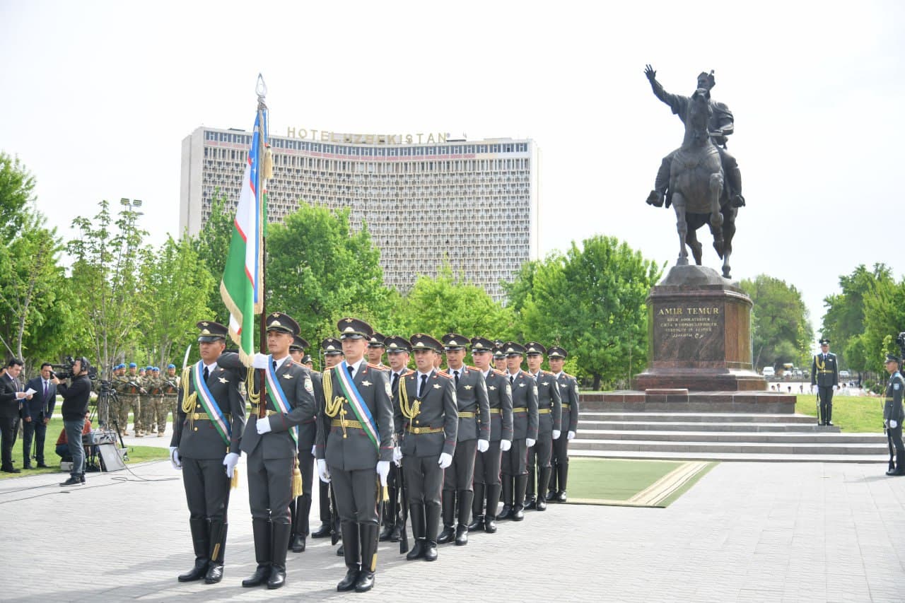 Состоялась церемония возложения венков к памятнику Амира Темура