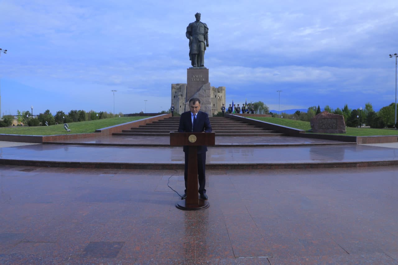 Состоялась церемония возложения венков к памятнику Амира Темура