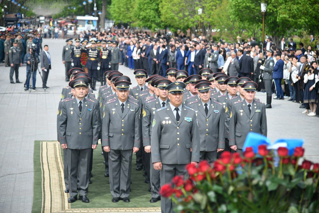 Состоялась церемония возложения венков к памятнику Амира Темура