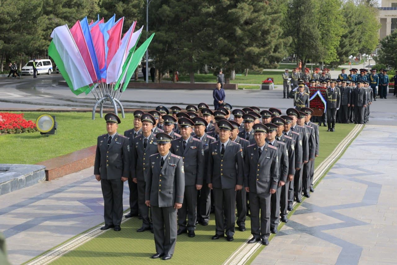 Состоялась церемония возложения венков к памятнику Амира Темура