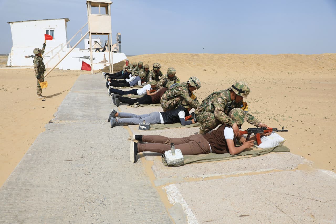С выпускниками школ Каракалпакстана проведены практические занятия по стрельбе