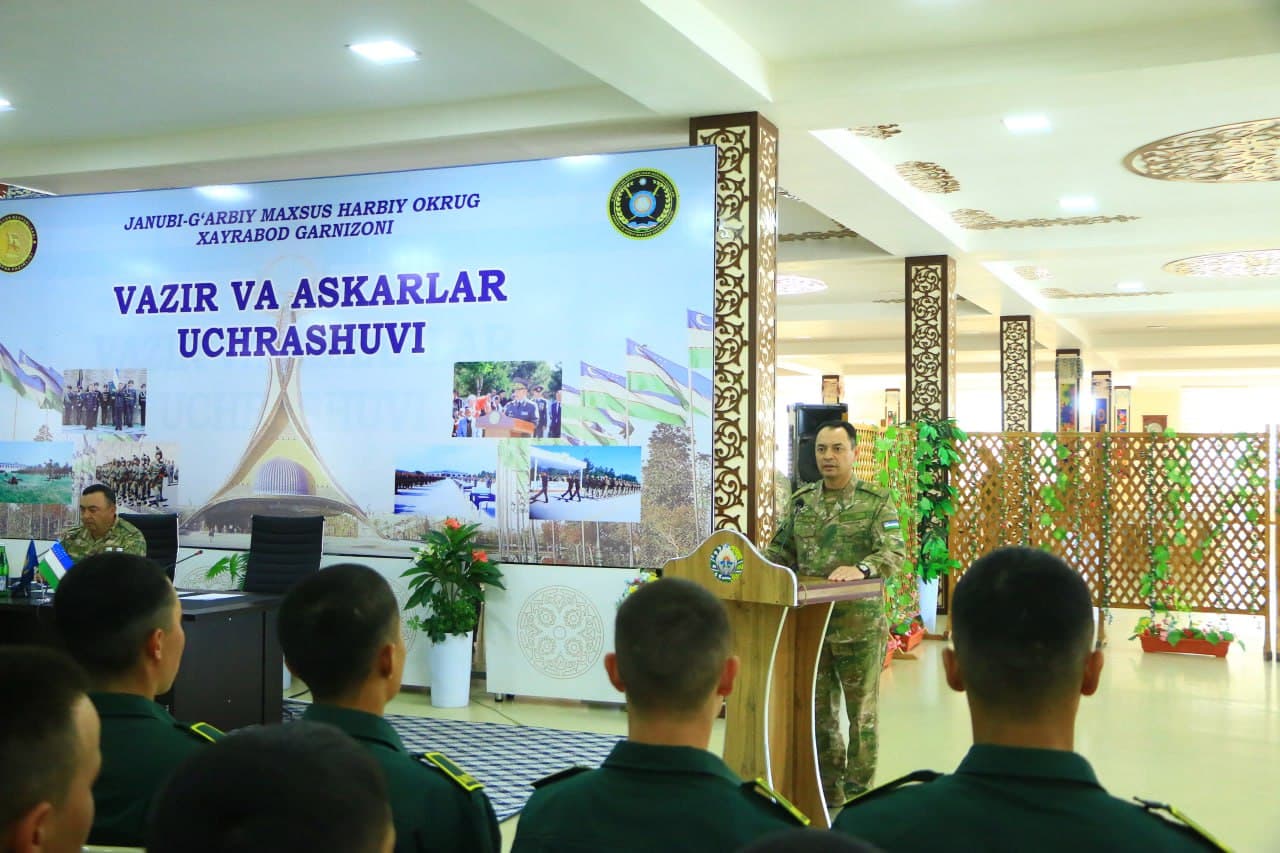 Mudofaa vaziri askarlar bilan uchrashdi