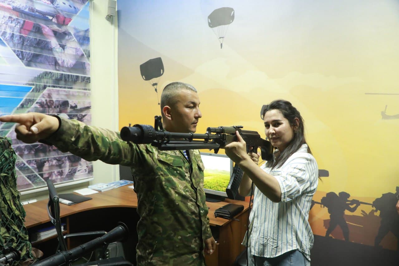 Jurnalistlar harbiy xizmatchilarning kundalik faoliyati bilan tanishdi