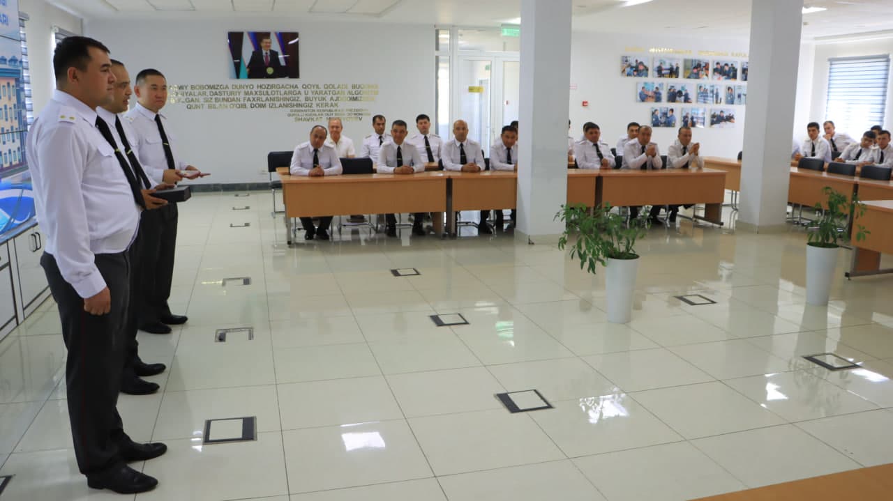 Bir guruh ofitserlarga magistrlik diplomi tantanali topshirildi