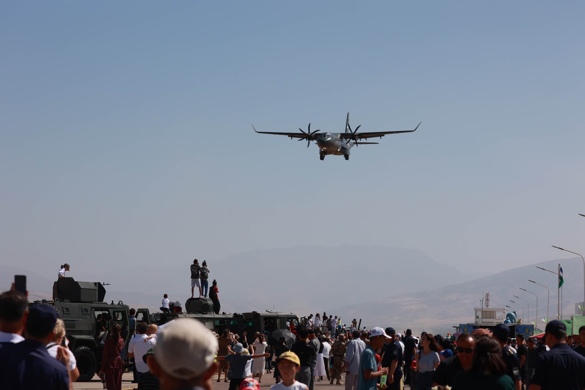 Chirchiqda Havo floti kuni munosabati bilan aviashou tashkil etildi