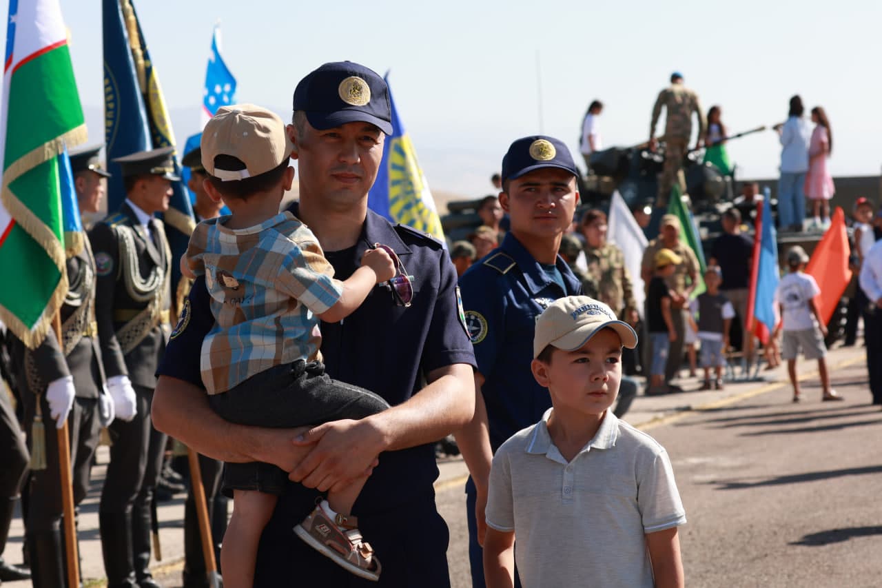 Chirchiqda Havo floti kuni munosabati bilan aviashou tashkil etildi