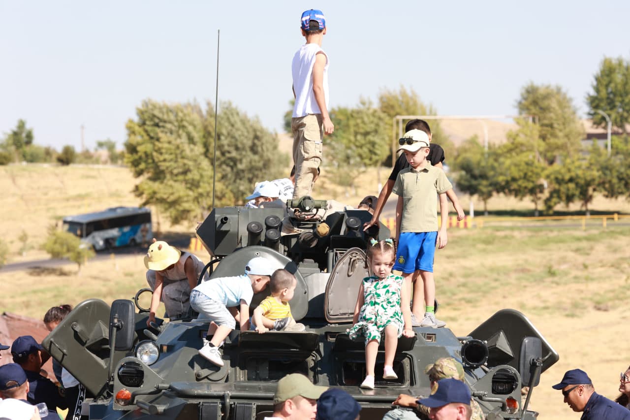 Chirchiqda Havo floti kuni munosabati bilan aviashou tashkil etildi