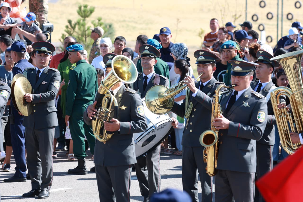 Chirchiqda Havo floti kuni munosabati bilan aviashou tashkil etildi
