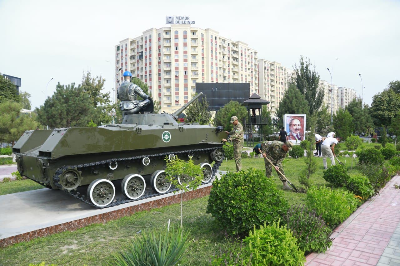 Harbiy xizmatchilar va ularning oila a'zolari ommaviy hashar ishlarida faol