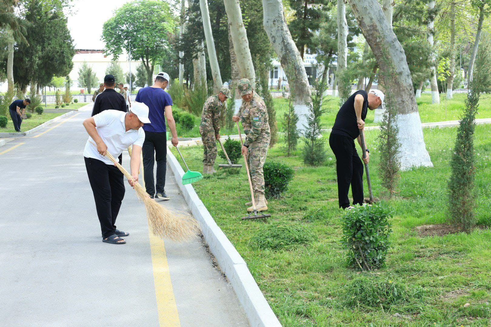 Harbiy xizmatchilar va ularning oila a'zolari ommaviy hashar ishlarida faol