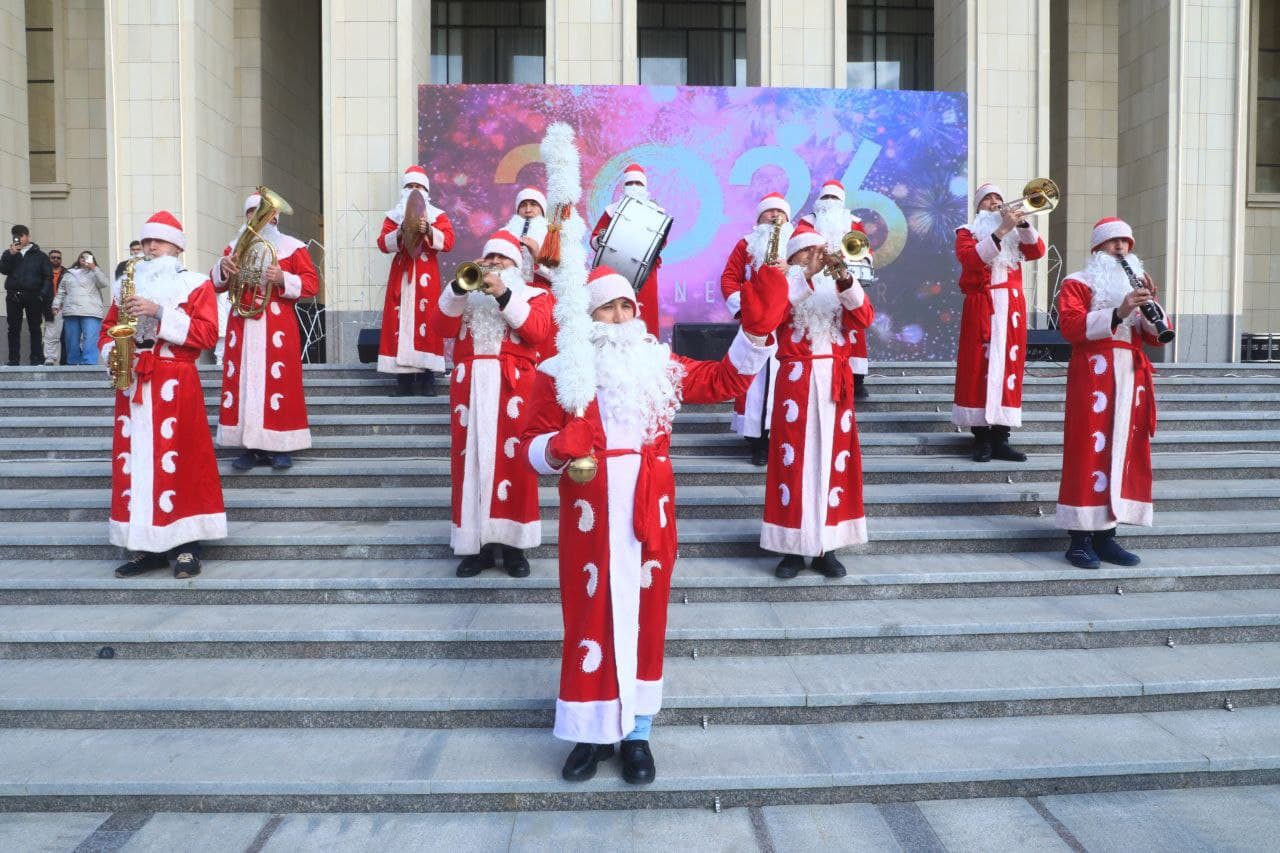 Военные оркестры в костюмах Деда мороза представляют свои концертные программы