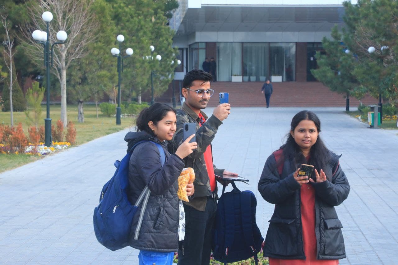 Военные оркестры в костюмах Деда мороза представляют свои концертные программы