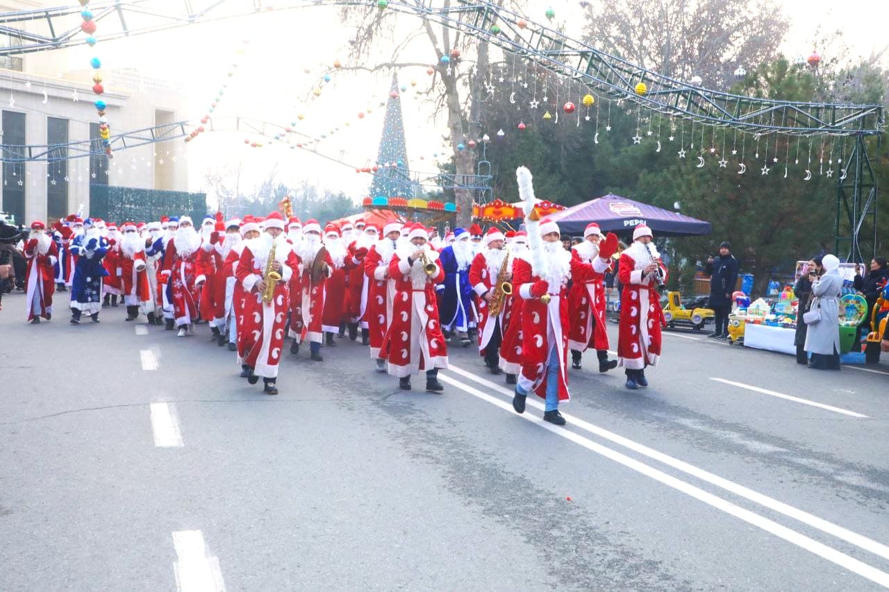 Военные оркестры в костюмах Деда мороза представляют свои концертные программы