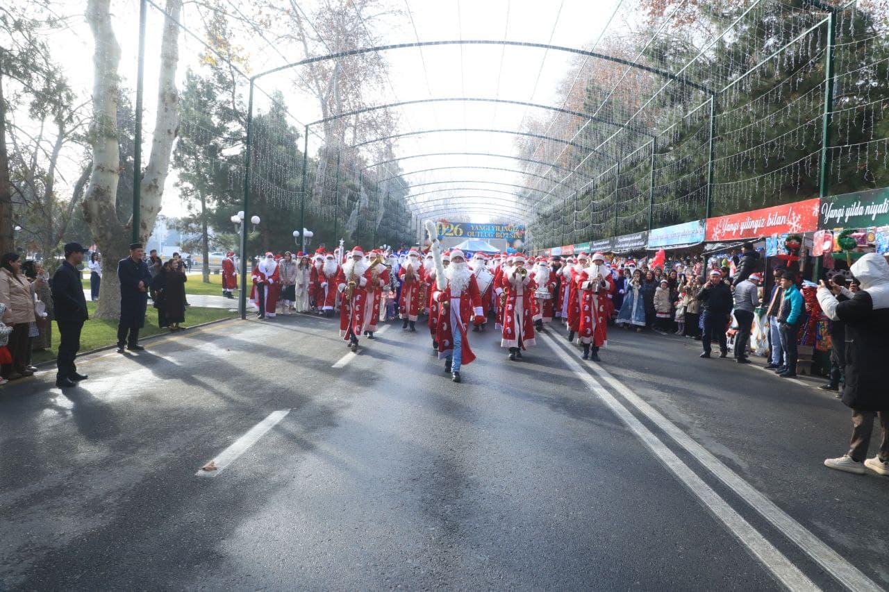 Военные оркестры в костюмах Деда мороза представляют свои концертные программы