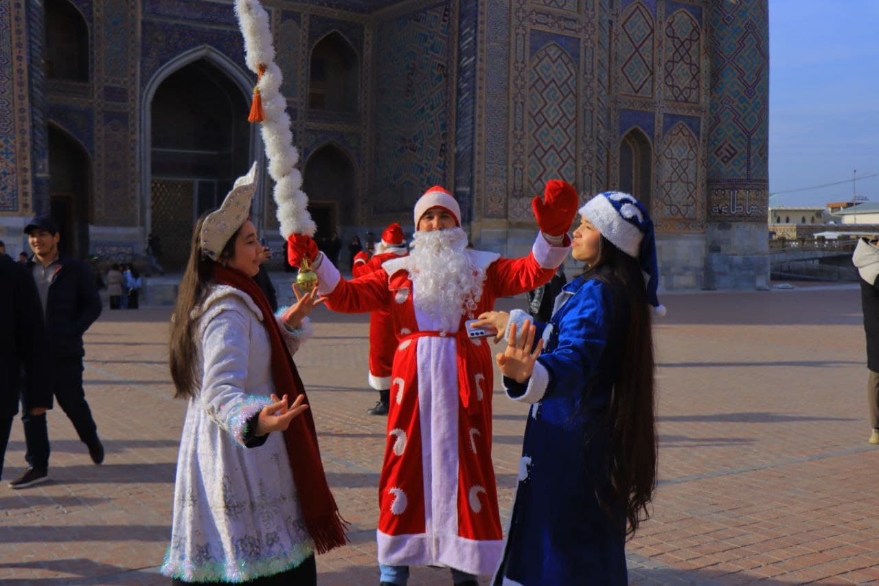 Военные оркестры в костюмах Деда мороза представляют свои концертные программы