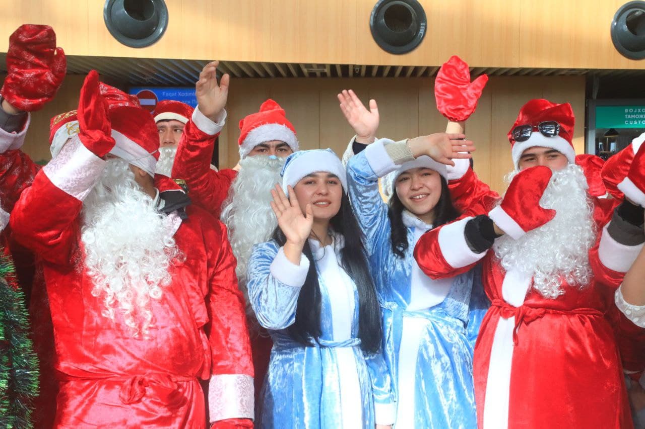 Военные оркестры в костюмах Деда мороза представляют свои концертные программы