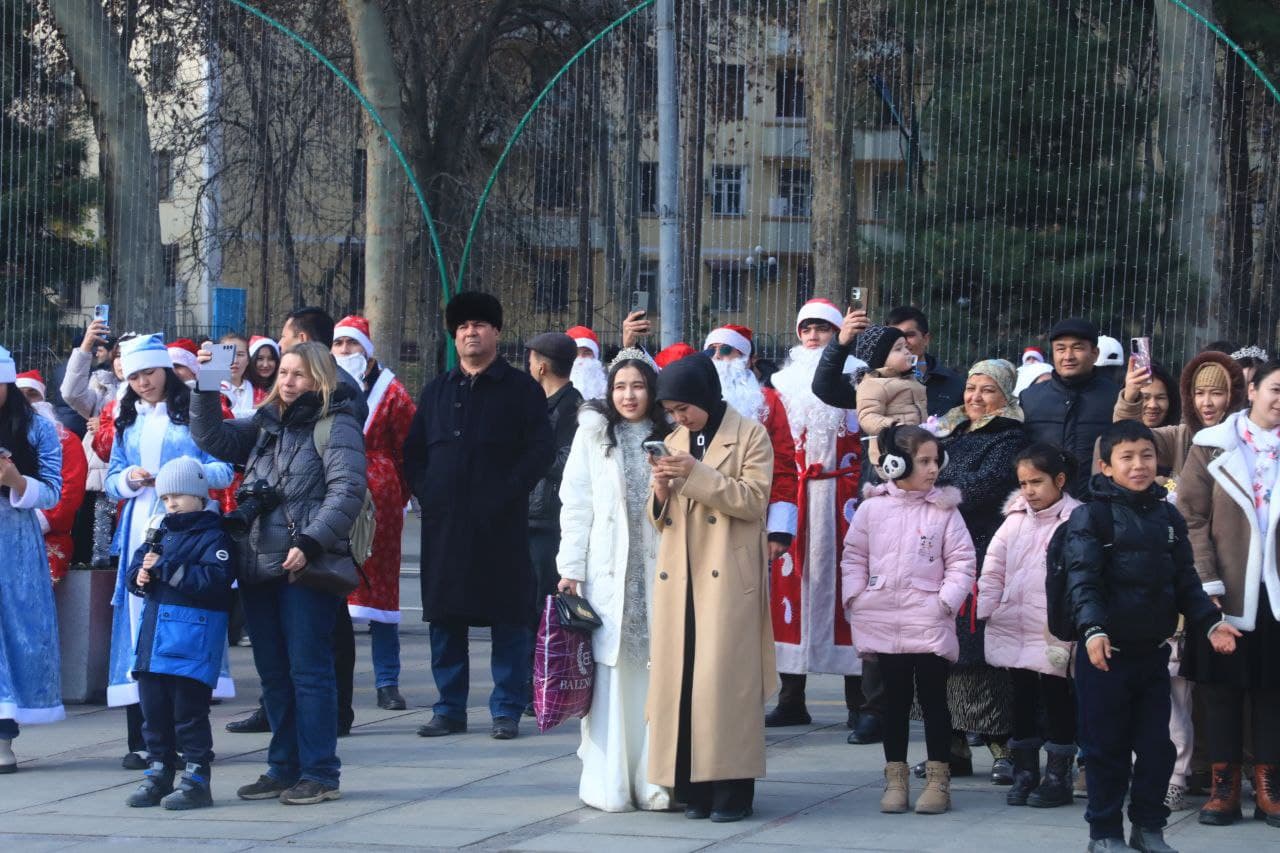 Военные оркестры в костюмах Деда мороза представляют свои концертные программы