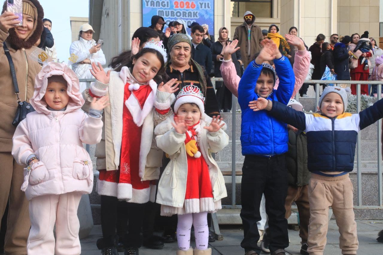 Военные оркестры в костюмах Деда мороза представляют свои концертные программы