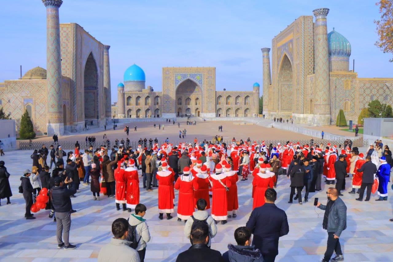 Военные оркестры в костюмах Деда мороза представляют свои концертные программы