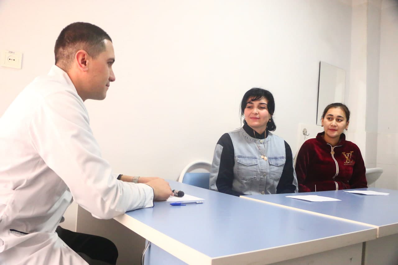 Harbiy oilalar ishtirokida davra suhbati va chuqurlashtirilgan tibbiy ko‘rik o‘tkazildi