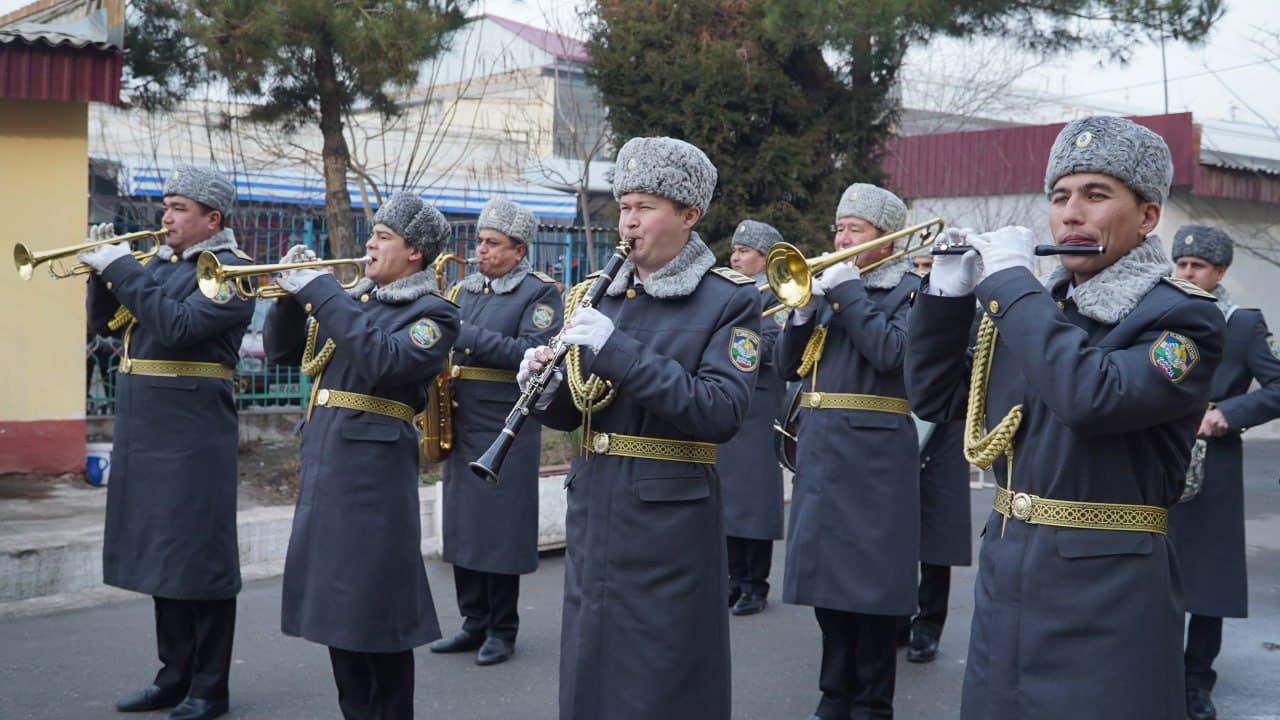 “Oliy Bosh Qo‘mondon” davlat stipendiyasi sohiblarini ota-onalariga tashakkurnomalar topshirildi