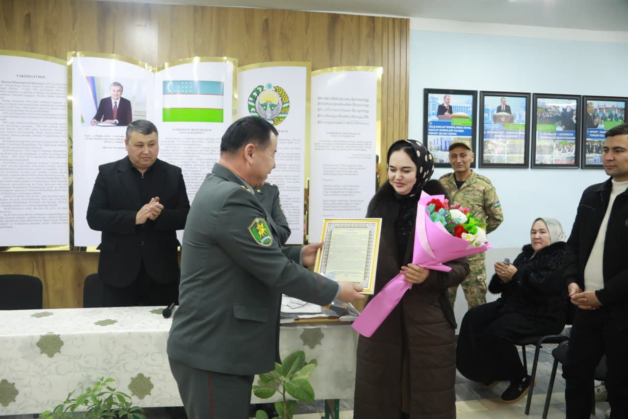 “Oliy Bosh Qo‘mondon” davlat stipendiyasi sohiblarini ota-onalariga tashakkurnomalar topshirildi